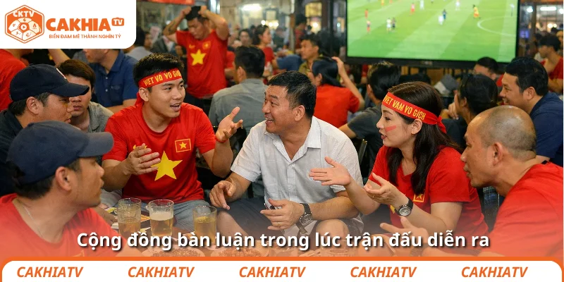 Cộng đồng bàn luận trong lúc trận đấu diễn ra